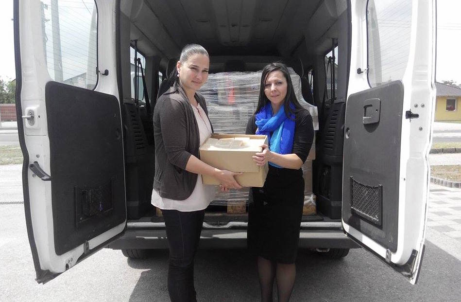 Varga-Darabos Andrea átadja az adományt a Pest Megyei Gyermek és Ifjúsági Alapítvány részére