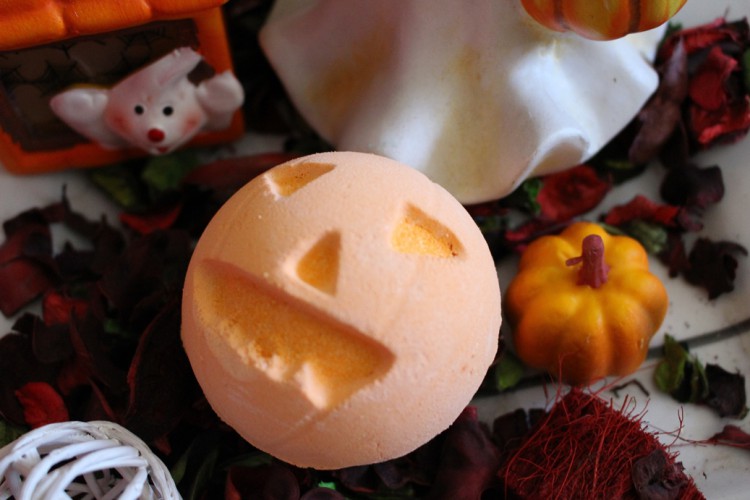 Halloween-i hangulat Lush módra