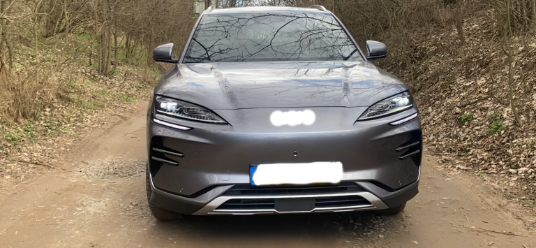 Mi rejlik a kínai elektromos autó szoknyája alatt?
