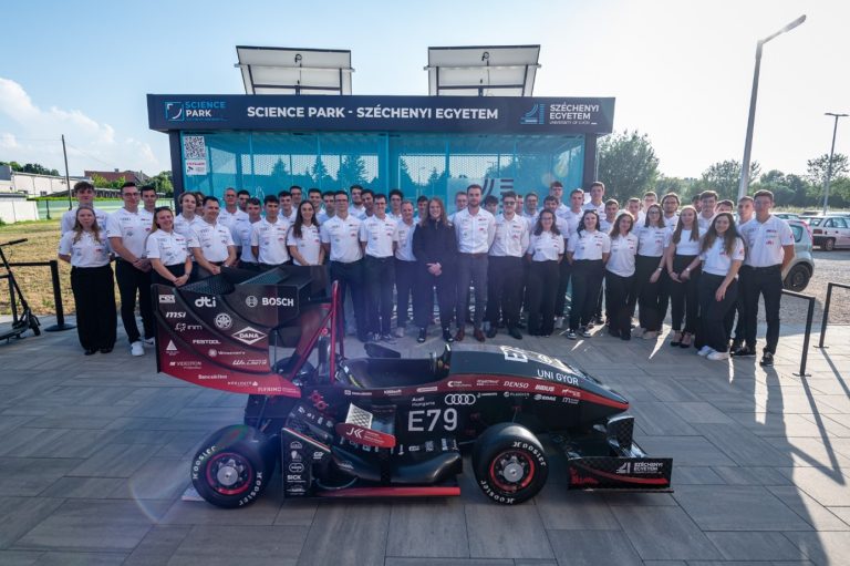 Bemutatta első elektromos autóját a győri Széchenyi István Egyetem Formula Student-csapata