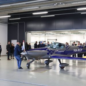 Átadták az egyetem első, magyar fejlesztésű Magnus Fusion 212 repülőgépét